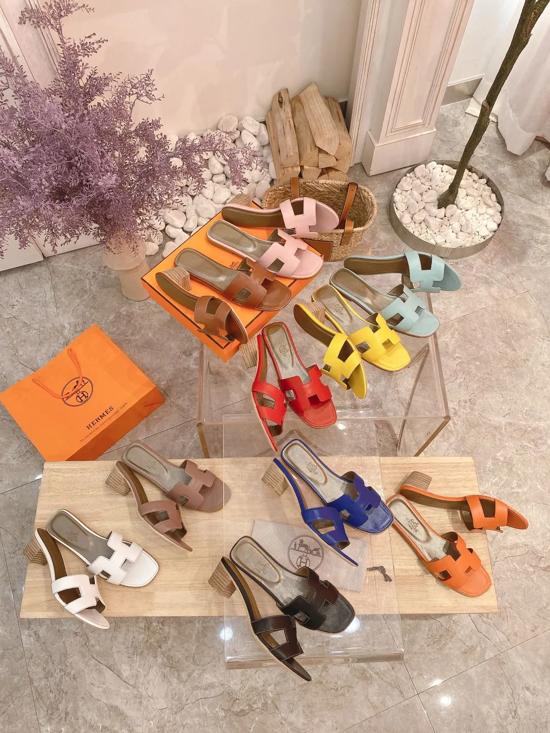 👟👟Ex-factory price 300👟👟 Genuine leather sole +40 🦄Hermès "Flat Cow Pattern" has added new color sandals, "Year-round Shipping" in classic colors... It is a must-have item in your wardrobe, and it is magically versatile in this summer! This model fully demonstrates the classic Hermès style "Flat Cow Pattern". Classic calfskin material ~ imported sheepskin. Lining 🐎Size: 34~42. Heel height ② type: low heel 1.5cm. Medium heel 4.5cm. Genuine leather sole +40 rubber sole.